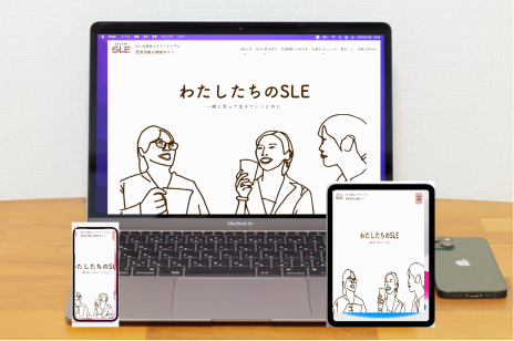 パソコン、スマホとiPadを使って見せている画像